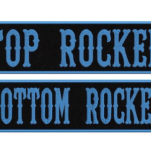 Peut inclure: Deux patchs rectangulaires noirs avec du texte brodé en bleu. Le patch du haut indique "TOP ROCKER" et le patch du bas indique "BOTTOM ROCKER".