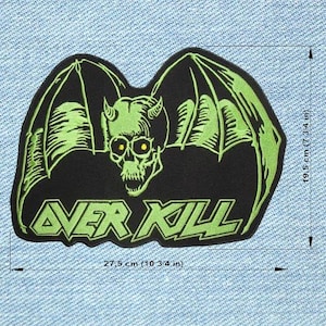 Peut inclure: Écusson noir avec un crâne vert, des cornes et des ailes de chauve-souris. Le texte "OVER KILL" est en vert. L'écusson mesure 27,5 cm de large et 19,5 cm de haut.