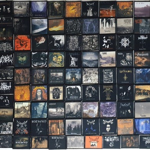 Könnte beinhalten: Eine Wand, die mit schwarzen und weißen Patches bedeckt ist, die jeweils ein anderes Bandlogo oder Albumcover zeigen. Die Patches sind in einem Raster angeordnet und beinhalten Bands wie Mayhem, Emperor und Darkthrone.