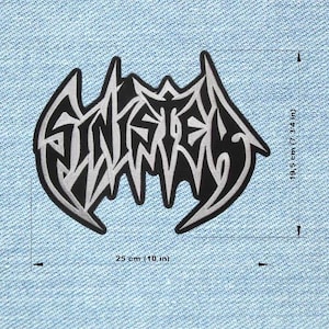 Könnte beinhalten: Schwarz-weißer, gestickter Aufnäher mit dem Wort "SINISTER" in einer stilisierten Schriftart. Der Aufnäher ist ca. 25 cm breit und 19,5 cm hoch. Der Aufnäher befindet sich auf einem hellblauen Jeansstoff.