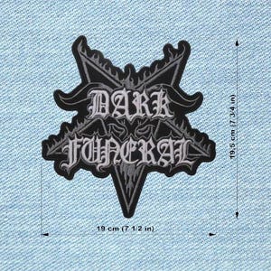 Könnte beinhalten: Ein schwarz-weißer, gestickter Aufnäher mit dem Text "DARK FUNERAL" in gotischer Schrift. Der Aufnäher hat die Form eines Sterns mit einem Pentagon am unteren Ende. Er ist 19 cm breit und 19,5 cm hoch.