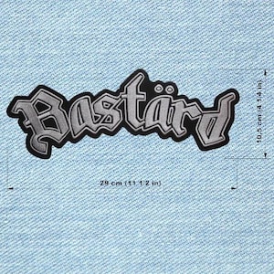 Op de afbeelding: Een zwart en grijs geborduurd embleem met het woord "Bastard" in een gotisch lettertype. De patch is 29 cm lang en 10,5 cm hoog.