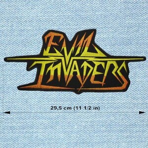 Op de afbeelding: Een zwart en oranje patch met de woorden "EVIL INVADERS" in geel en oranje. De patch is 29,5 cm lang en bevindt zich op een lichtblauwe denim achtergrond.
