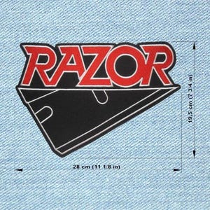 Peut inclure: Un écusson RAZOR noir et rouge avec une bordure blanche. Le patch mesure 28 cm de large et 19,5 cm de haut. Le mot "RAZOR" est en lettres rouges avec un contour blanc, au-dessus d'un triangle noir.