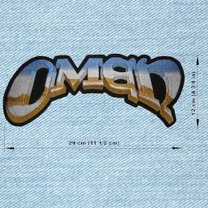 Peut inclure: Un écusson avec le mot "OMAN" dans un design stylisé en 3D. Les lettres sont soulignées en noir, avec un dégradé de bleu et de blanc, et une ombre beige. L'écusson mesure 29 cm de large et 12 cm de haut.