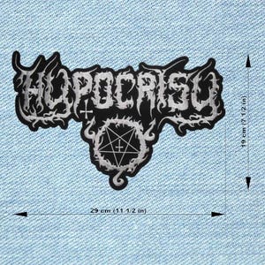 Puede incluir: Parche bordado en blanco y negro con la palabra "HYPOCRISY" en fuente gótica, con un pentagrama y un diseño de cruz. El parche mide 29 cm de ancho y 19 cm de alto.