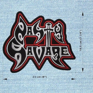 Peut inclure: Écusson brodé avec le mot "SAVAGE" dans une police stylisée, avec un motif d'épée. L'écusson est noir avec des accents rouges et blancs, mesurant 23 cm de large et 19,5 cm de haut.