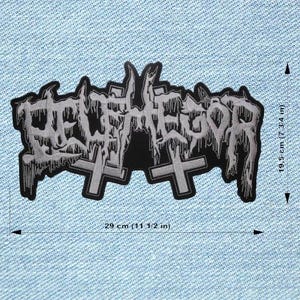 Op de afbeelding: Een zwart en grijs geborduurd embleem met het woord "BELPHEGOR" in gotische letters en twee kruisen. De patch is 29 cm breed en 19,5 cm hoog.