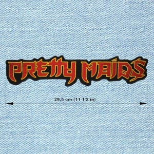 Puede incluir: Un parche rectangular con las palabras "PRETTY MAIDS" en rojo, contorneadas en dorado, sobre un fondo negro. El parche mide 29,5 cm de largo. El parche está sobre un fondo de mezclilla azul claro.