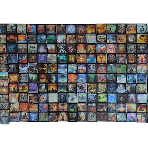 Op de afbeelding: Een verzameling van 100 metalmuziekalbumhoezen, met een verscheidenheid aan bands en albumkunst. De hoezen zijn gerangschikt in een rasterpatroon en zijn allemaal in zwarte frames. De albumkunst is een mix van kleurrijke en zwart-wit ontwerpen, met veel met fantasy- en sciencefictionthema's.