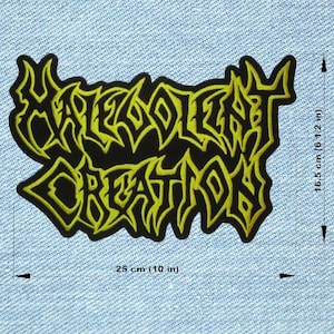 Könnte beinhalten: Schwarz-gelber, gestickter Aufnäher mit dem Text "MALEVOLENT CREATION". Der Aufnäher ist ca. 25 cm breit und 16,5 cm hoch. Der Text ist in einer gotischen Schriftart gehalten.