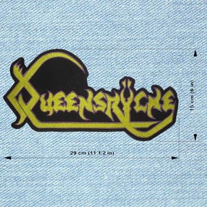 Peut inclure: Écusson noir et jaune avec le nom du groupe "Queensrÿche". Il mesure 29 cm de large et 15 cm de haut. Le texte est dans une police stylisée avec un contour jaune et des accents violets.