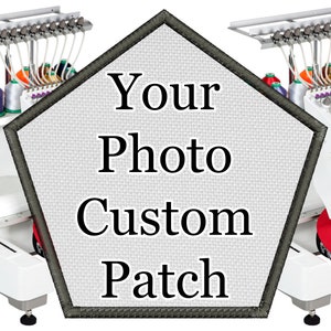 Pode incluir: Um remendo branco em forma de pentágono com uma borda cinza. O remendo está em branco e tem o texto "Your Photo Custom Patch" impresso nele. O remendo está sendo costurado por uma máquina de bordado industrial branca.