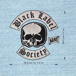 Pode incluir: Um patch preto e branco com o texto "Black Label Society" e um desenho de caveira. O patch tem 29,5 cm de largura e 30,5 cm de altura, sobre um fundo de ganga azul clara.
