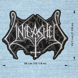 Könnte beinhalten: Schwarz-weißer, gestickter Aufnäher mit dem Wort "UNLEASHED" in gotischer Schrift. Der Aufnäher ist 26 cm breit und 19,5 cm hoch. Enthält ein Kreuzsymbol am unteren Rand.