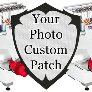 Op de afbeelding: Twee witte borduurmachines met rode petten die onder de naalden zijn geplaatst. Een zwart schild met een witte achtergrond en de tekst "Your Photo Custom Patch" bevindt zich in het midden van de afbeelding.