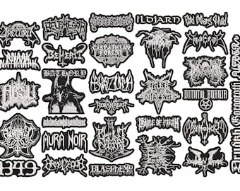 Op de afbeelding: Een verzameling van 25 zwart-witte strijklabels met de namen van verschillende heavy metal bands, waaronder: Acheron, Beherit, Bathory, Burzum, Dark Funeral, Dimmu Borgir, Emperor, Enslaved, Firewind, Ildjarn, Old Man's Child, Aura Noir, 1349, Blood & Truth, Blasphemy, Deicide, Dissection, Goatwhore, Grave, Immortal, Nile, Rotting Christ en Temple of the Ethereal.