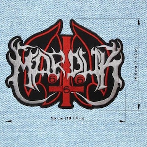 Op de afbeelding: Geborduurde patch met het woord "HEARSE" in een gotisch lettertype, met een rood kruis en accenten op een zwarte achtergrond. De patch is 26 cm breed en 19,5 cm hoog.