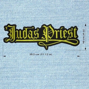 Peut inclure: Écusson brodé noir et jaune avec le nom du groupe "Judas Priest" en lettres gothiques. Il mesure 29,5 cm de large et 10 cm de haut. L'écusson est posé sur un tissu denim bleu clair.