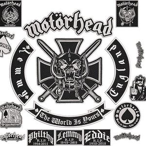 Op de afbeelding: Een verzameling zwarte en witte Motorhead-patches met het logo van de band, schedelafbeeldingen en tekst. Bevat patches met de woorden "England", "Lemmy" en "The World Is Yours".