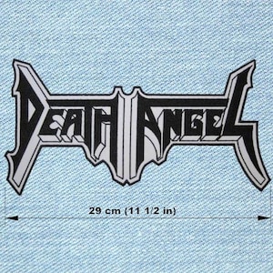 Könnte beinhalten: Ein schwarz-weißer Aufnäher mit dem Schriftzug "Death Angel" in einer stilisierten Schriftart. Der Aufnäher ist 29 cm (11 1/2 Zoll) lang. Das Design befindet sich auf einem hellblauen Jeansstoff-Hintergrund.