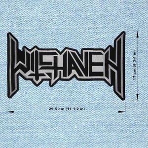 Könnte beinhalten: Ein schwarz-grauer Aufnäher mit dem Wort "WISHNEN" in einer stilisierten Schriftart. Der Aufnäher ist 29,5 cm breit und 17 cm hoch. Der Aufnäher befindet sich auf einem hellblauen Jeansstoff.
