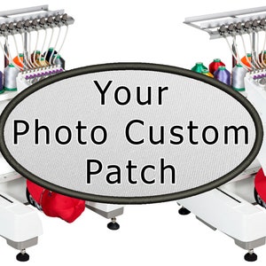 Op de afbeelding: Twee witte borduurmachines met meerdere spoelen garen en een wit ovaal patch met de tekst "Your Photo Custom Patch".