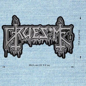 May include: A black and grey embroidered patch featuring the word "CREEDOM" in a gothic font. The patch measures 29.5 cm wide and 17.5 cm tall. The design includes dripping details and cross-like shapes.