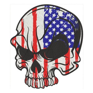 Può includere: Un teschio bianco e nero con un design di bandiera americana usurato. Il teschio è rivolto in avanti con gli occhi chiusi. La bandiera è sul lato destro del teschio ed è rossa, bianca e blu.