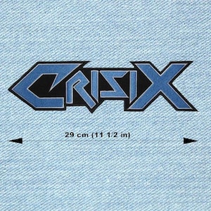 Peut inclure: Un écusson brodé bleu et noir avec le mot "CRISIX" dans une police stylisée. La largeur de l'écusson est de 29 cm (11 1/2 pouces). Le fond est en tissu denim bleu clair.