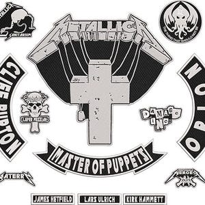 Puede incluir: Un conjunto de parches en blanco y negro de Metallica. Los parches incluyen el logotipo de la banda, títulos de canciones y nombres de miembros. Los parches tienen varias formas y tamaños, con diseños detallados.