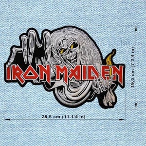 Peut inclure: Écusson brodé Iron Maiden. Le design présente une figure squelettique aux cheveux longs et le nom du groupe en rouge. Le patch mesure 28,5 cm de large et 19,5 cm de haut. Parfait pour les vestes ou les sacs.