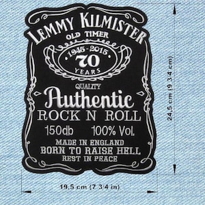 Peut inclure: Écusson noir et blanc avec le texte "LEMMY KILMISTER" et "Authentic ROCK N ROLL". Le patch mesure 19,5 cm de large et 24,5 cm de haut. Il comprend le texte "1945-2015. 70 YEARS".