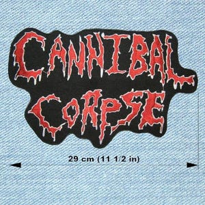 Könnte beinhalten: Ein schwarzer Aufnäher mit dem Schriftzug "CANNIBAL CORPSE" in roter, gezackter Schrift. Der Aufnäher ist etwa 29 cm lang. Der Aufnäher befindet sich auf einem hellblauen Jeanshintergrund.