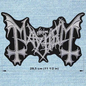 Peut inclure: Un écusson brodé noir et blanc avec le nom du groupe "Mayhem" dans une police gothique. L'écusson a une forme unique avec des ailes de chauve-souris de chaque côté et mesure 29,5 cm de long.