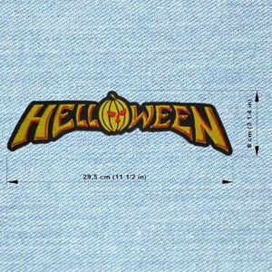 Op de afbeelding: Een zwart-gele patch met het woord "HELLOWEEN" in een gestileerd lettertype, met een pompoenafbeelding. De patch is 29,5 cm breed en 8 cm hoog.