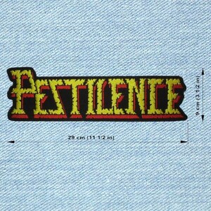 Può includere: Toppa rettangolare con la scritta "PESTILENCE" in giallo, bordata di rosso, su sfondo nero. La toppa misura 29 cm di lunghezza e 9 cm di altezza. È posta su uno sfondo di denim azzurro chiaro.