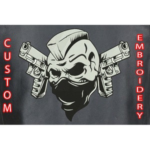 Op de afbeelding: Zwart leren vest met een aangepaste geborduurde patch met een schedel met een bandana, mohawk en twee gekruiste pistolen erachter. De tekst "CUSTOM" is geborduurd aan de linkerkant van het vest en "EMBROIDERY" aan de rechterkant.