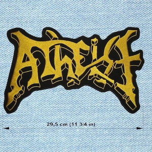 Könnte beinhalten: Ein schwarz-goldener, gestickter Aufnäher mit dem Wort "Atheist" in einer stilisierten Schriftart. Der Aufnäher ist 29,5 cm lang. Der Aufnäher befindet sich auf einem hellblauen Jeans-Hintergrund.