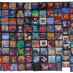 Op de afbeelding: Een verzameling van 100 zwart-witte metalmuziekalbumhoezen. De hoezen bevatten verschillende bandnamen en albumtitels, waaronder "Temple of Blood", "Reclused", "Sacrifice", "Witchcraft", "Hatchet", "Adrenaline", "Signfire", "Extermination", "Spilmik", "Death Magnetic", "The Exorcist", "Wanderer" en "The Black Dahlia Murder".