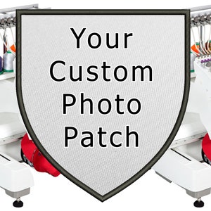 Può includere: Una toppa bianca a forma di scudo con un bordo nero e il testo "Your Custom Photo Patch" in nero.