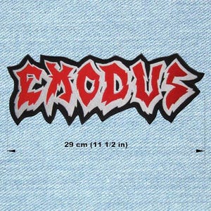 Peut inclure: Écusson brodé rouge et blanc avec le mot "EXODUS" dans une police stylisée, souligné de noir. Le patch mesure 29 cm de long et est présenté sur un fond en denim bleu clair.
