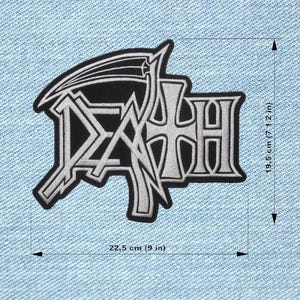 Op de afbeelding: Zwart en wit geborduurde patch met het woord "DEATH" in een gotisch lettertype, met een zeis en ster ontwerp. De patch is 22,5 cm breed en 19,5 cm hoog. De patch is op een lichtblauwe denim achtergrond.