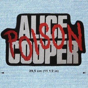 Może przedstawiać: Czarna i biała naszywka z haftem z napisem "ALICE COOPER" w kolorze białym i "POISON" w kolorze czerwonym. Naszywka ma 29,5 cm długości.