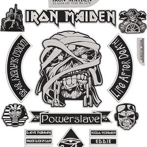 Op de afbeelding: Een verzameling Iron Maiden-patches met het logo van de band en albumhoezen. De patches bevatten de bandnaam, albumtitels en verschillende afbeeldingen, zoals een mummie, een piraat en de bandmascotte Eddie. De patches zijn zwart en wit.