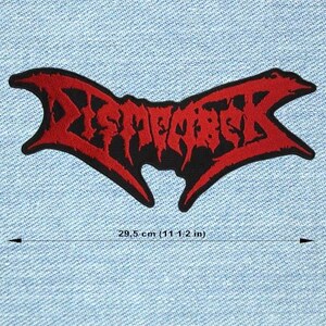 Op de afbeelding: Een zwart en rood geborduurd embleem met het woord "Dismember" in een gestileerd lettertype. De patch is ongeveer 29,5 cm breed en is geplaatst tegen een lichtblauwe denim achtergrond.