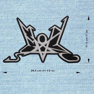 Peut inclure: Écusson noir et argent avec un pentagramme et des flèches. Le patch mesure 29,5 cm de large et 17,5 cm de haut. L'écusson est sur un fond en denim bleu clair.