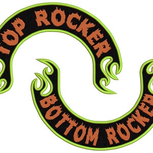 Può includere: Un paio di toppe ricamate nere e verdi con le parole "Top Rocker" e "Bottom Rocker" in arancione. Le toppe hanno un design a fiamma attorno ai bordi.