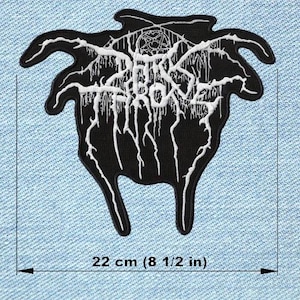 Pode incluir: Patch bordado em preto e branco com o texto "Dark Throne". Mede aproximadamente 22 cm (8 1/2 polegadas) de largura. O design estilizado apresenta uma estética sombria e ameaçadora, com uma fonte gótica e detalhes intrincados.
