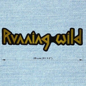 Könnte beinhalten: Ein schwarzer und goldener Aufnäher mit den Worten "Running Wild" in einer stilisierten Schriftart. Der Aufnäher ist 29 cm lang und befindet sich auf einem hellblauen Jeans-Hintergrund.